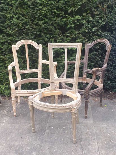 Deux fauteuils et une chaise estampillée...