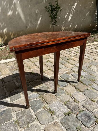Table demi-lune en acajou et placage d'acajou,...