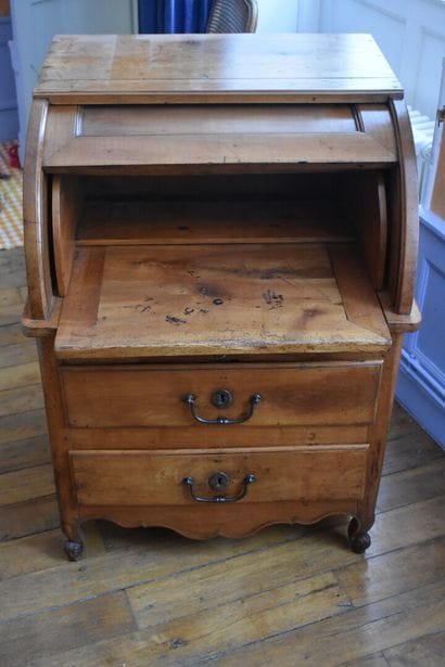 Petit bureau à cylindre en bois fruitier,...