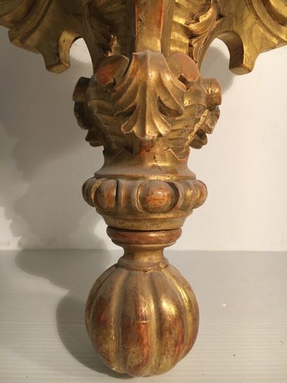 Lanterne en bois sculpté ajouré et doré,...