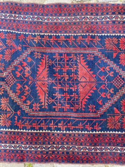 Yacibedir carpet, XXth century.

Blue background.

187...
