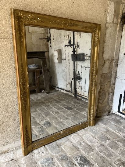 Trumeau en bois sculpté et doré, XIXe siècle....