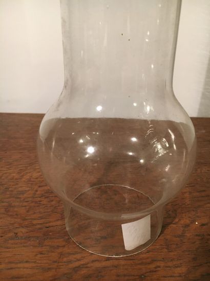 Glass decanter, early 20th century 

H. 18...