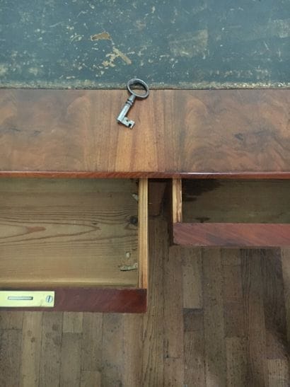 Bureau plat en acajou et placage d'acajou,...