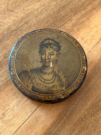 Small round box in lacquered wood from the...
