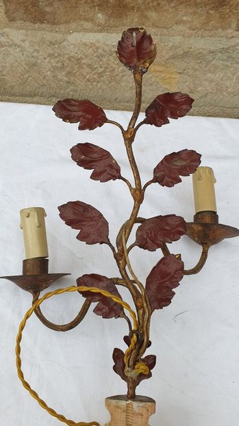 Paire d'appliques en tôle et bois, style...