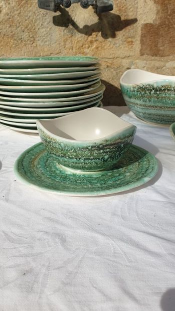 NIDERVILLER, 1970

24 plates (D. 25cm), dishes...