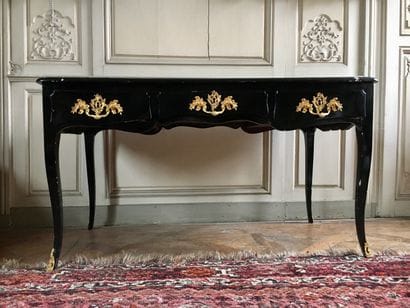 Bureau plat en bois mouluré et laqué époque...