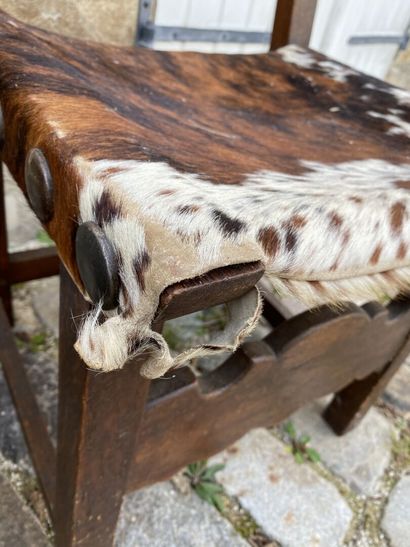 Huit chaises en bois naturel de style Louis...