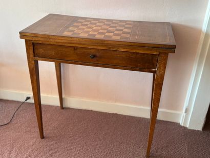 Table à jeux à plateau dépliant, début XIXème...