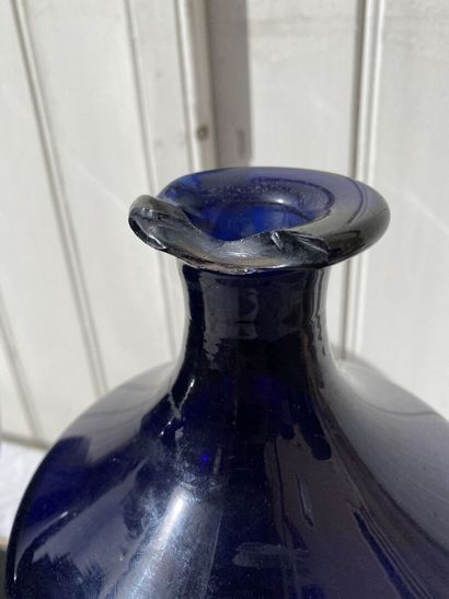 Pair of blue glass medicine jars, XIXth century.

They...