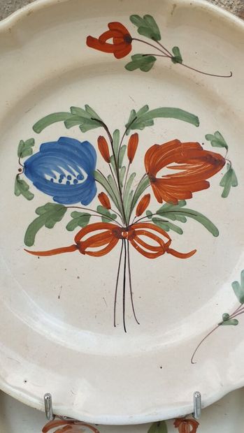 Lot de 16 assiettes en faïence, majoritairement...