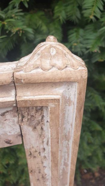 Deux fauteuils et une chaise estampillée...