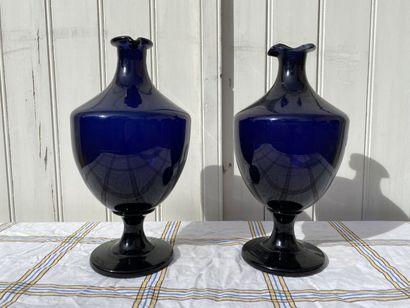 Pair of blue glass medicine jars, XIXth century.

They...