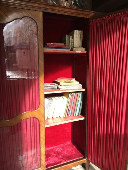 Bibliothèque de style Louis XV en placage...
