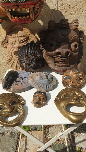 MANNETTE of masks in carved wood and gilded...