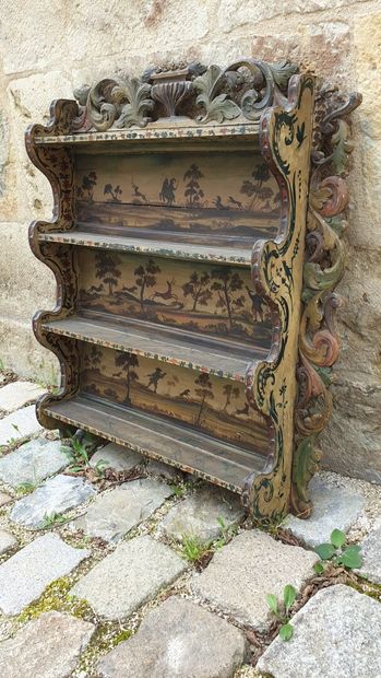 Etagère d'applique en bois sculpté et laqué,...