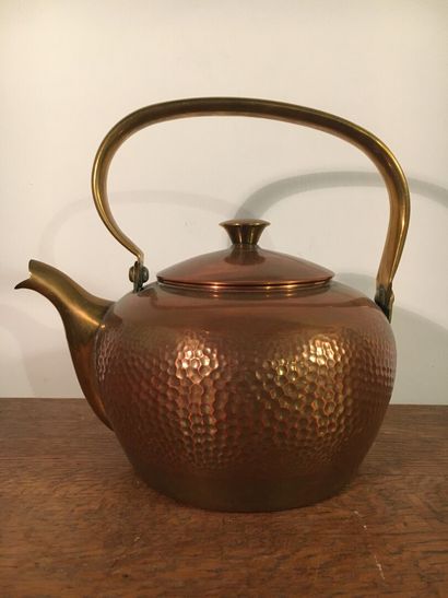Tinned copper kettle, 20th century

H. 24...