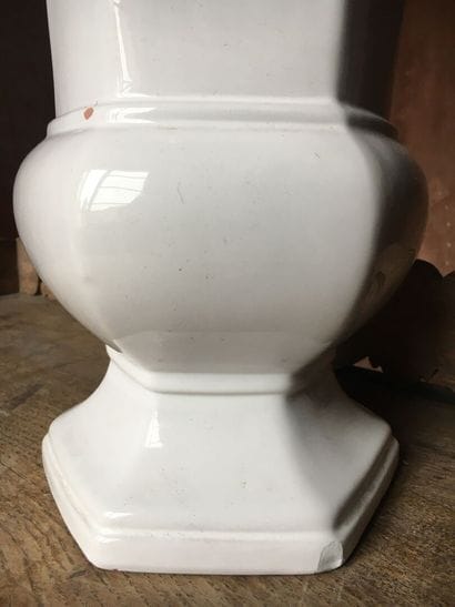 Vase in white glazed earthenware, XXth century

Signed...