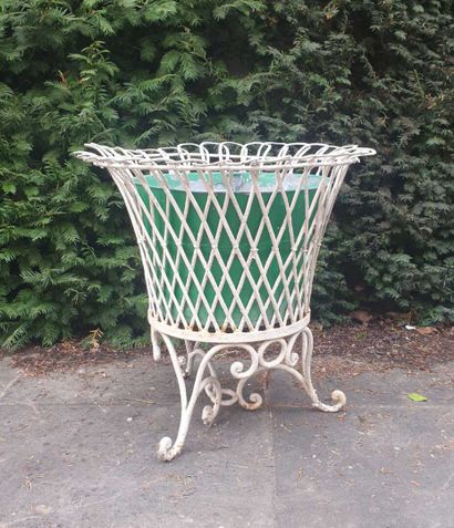 Planter with its tray

H. 46, D. 48 cm