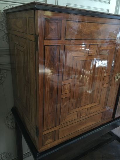 
Cabinet en placage de bois de violette et...