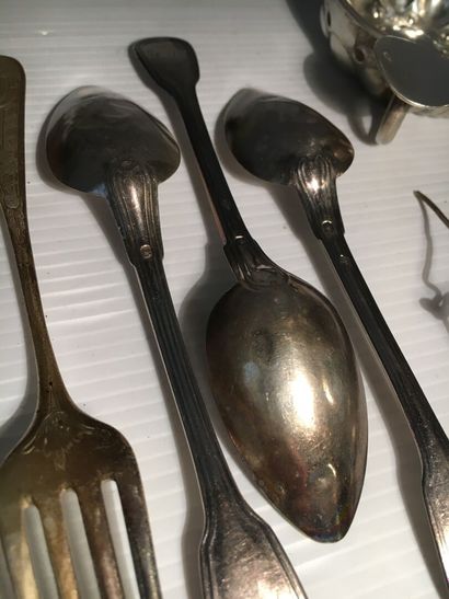 Silver lot including:

1 sprinkling spoon...