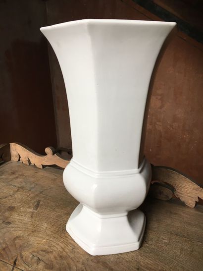 Vase in white glazed earthenware, XXth century

Signed...