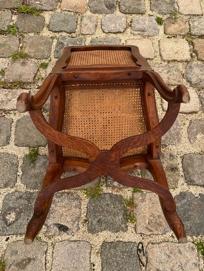 Paire de chaises cannées en bois mouluré...