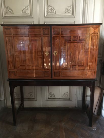 
Cabinet en placage de bois de violette et...