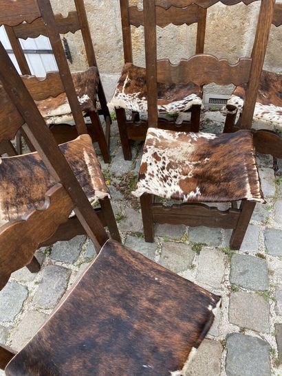 Huit chaises en bois naturel de style Louis...