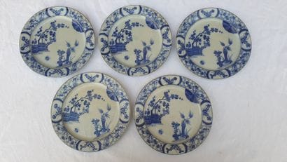 Cinq assiettes, service Japon, Creil et Montereau.

D....