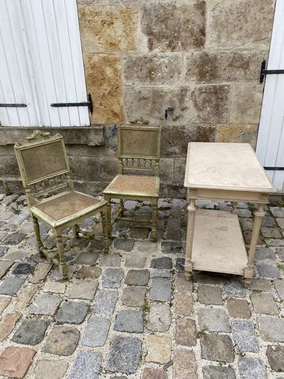 Deux chaises en bois laqué et canné, style...
