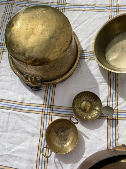 Lot of brassware including a set of pans,...