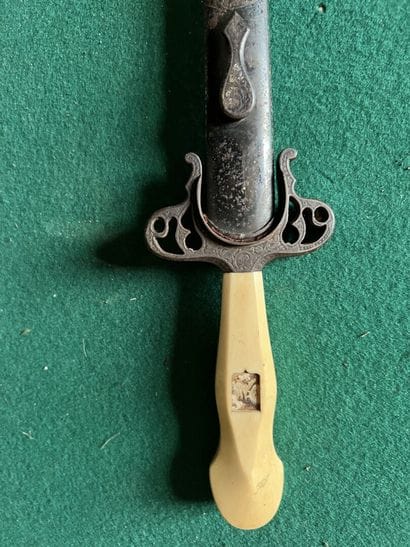 Dagger of venery. Handle with sides. Iron...