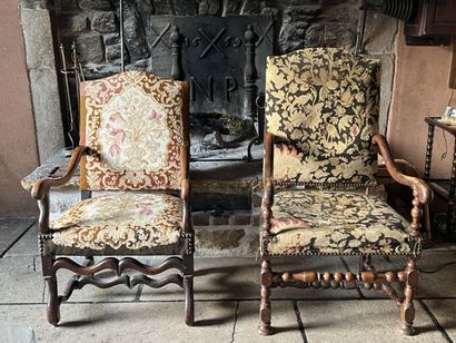 Deux fauteuils en noyer mouluré, en partie...