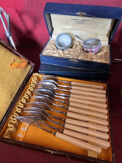 For lot de couverts, pièces de service, bouilloire,...