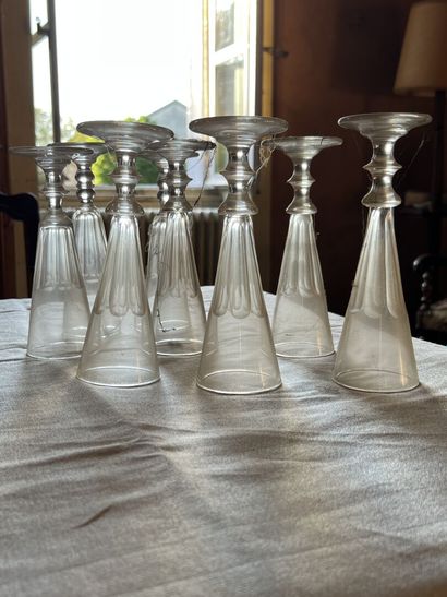 Suite de huit flutes en verre et en cristal,...