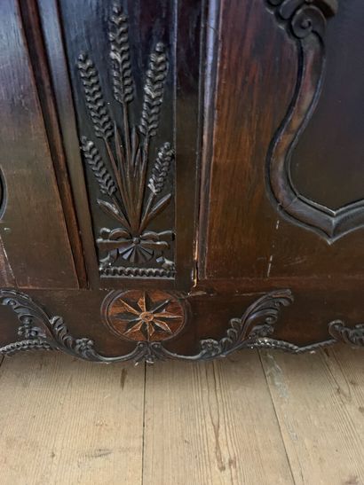 Armoire en chêne mouluré et sculpté, travail...