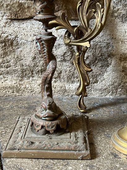 Lot comprenant une paire de bougeoirs en...