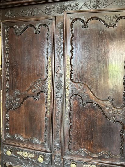 Armoire lorraine en chêne mouluré et sculpté...