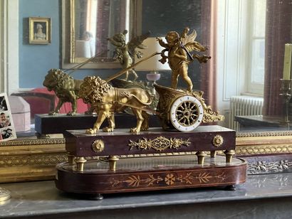 Chased and gilt bronze clock, Empire period.

Decorated...