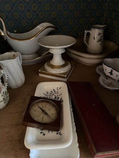 Lot de vaisselles, tasses en Minton, vases...