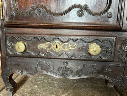 Armoire lorraine en chêne mouluré et sculpté...