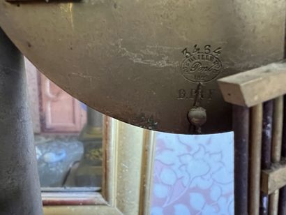 Pendule portique en tôle, bronze ciselé et...
