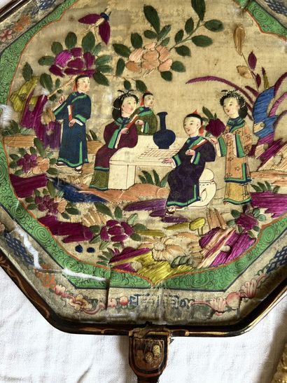 CHINE, XIXème

Eventail en tissu brodé à...