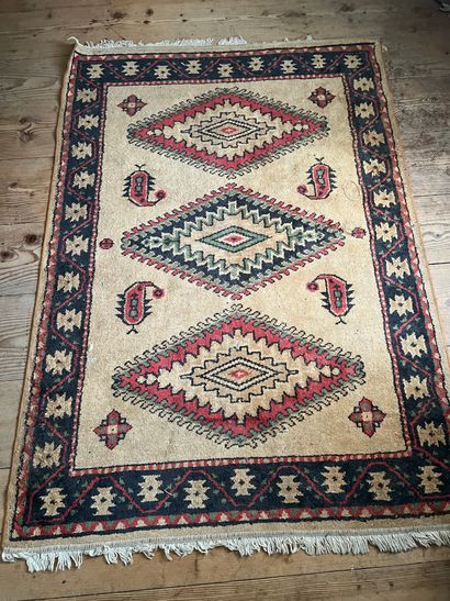 Lot de trois tapis, XXe siècle 160 x 44,5...