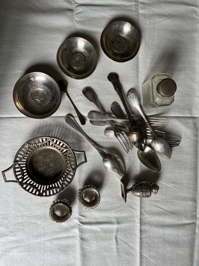 Lot en argent comprenant :

3 cendriers,...