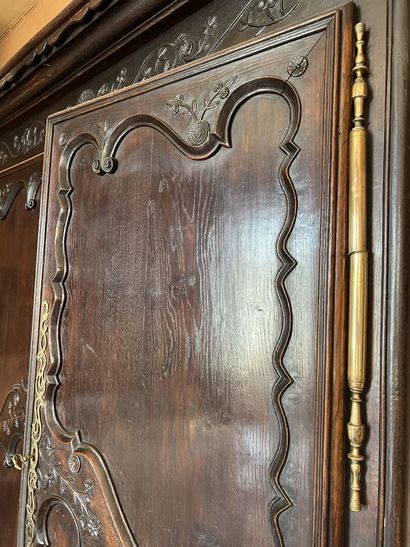 Armoire lorraine en chêne mouluré et sculpté...