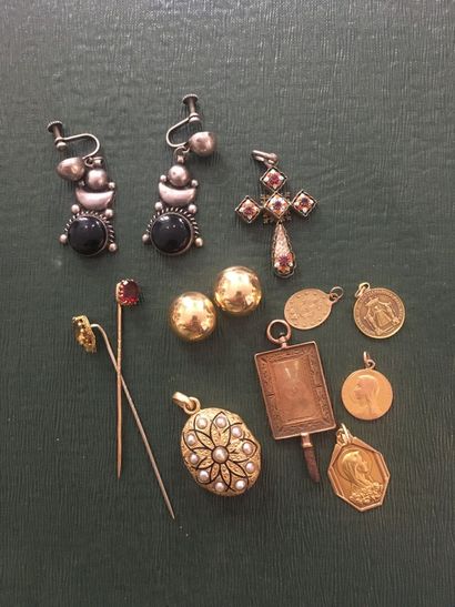 
Lot d'or et divers : pendentif, boucles...