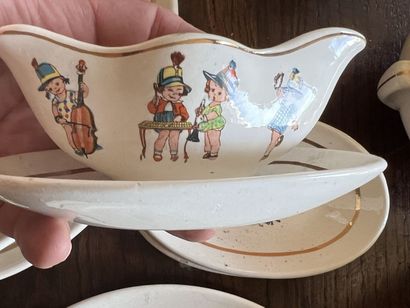 Dinette en faïence fine, début XXème siècle

Elle...